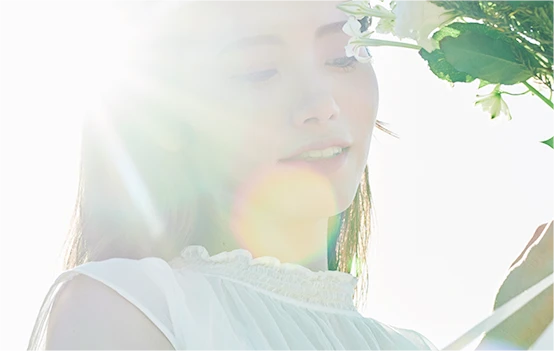 陽光下的透亮肌膚女性